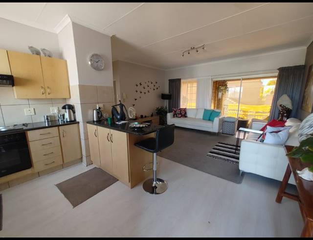 2 BEDROOM TOWNHOUSE FOR SALE IN SONNEVELD